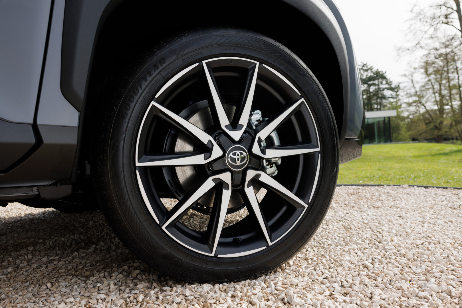 SMALL_2026_yariscross_stormgrey_exterior_02